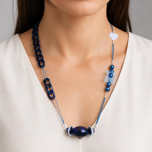 Blaue Pulloverkette mit Organza-Schlaufen als Tragevisualisierung
