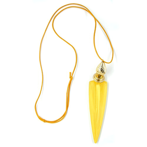 Gelbe Kette mit marmoriertem Dreieck-Anhänger 97 x 28 mm und gelber Kordel