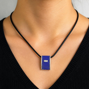 Blaue Kette mit emailliertem Anhänger und Glassteinen als Tragevisualisierung