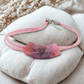 Kette mit altrosa-lila-braun marmoriertem Röhren-Anhänger in dekorativer Darstellung