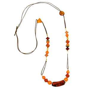 Lange Kette mit orange-braunen Kunststoffperlen, goldfarbenen Zwischenstücken und brauner Kordel auf weißem Hintergrund