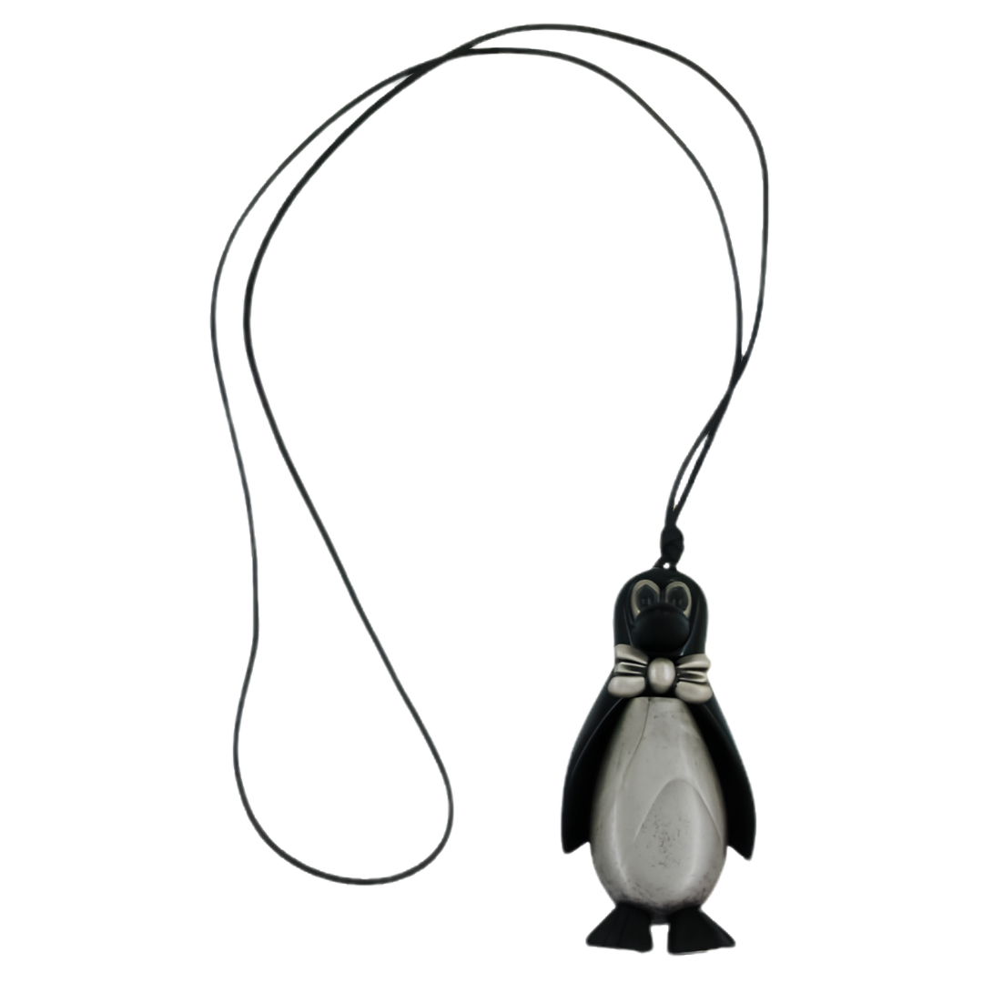 Pinguin-Pulloverkette mit schwarz-altsilberfarbener Figur an schwarzer Kordel auf weißem Hintergrund