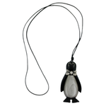 Pinguin-Pulloverkette mit schwarz-altsilberfarbener Figur an schwarzer Kordel auf weißem Hintergrund