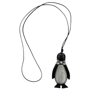 Pinguin-Pulloverkette mit schwarz-altsilberfarbener Figur an schwarzer Kordel auf weißem Hintergrund