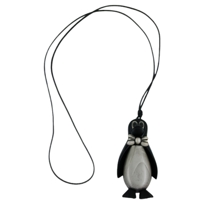 Pinguin-Pulloverkette mit schwarz-altsilberfarbener Figur an schwarzer Kordel auf weißem Hintergrund