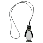 Schwarz-weißer Pinguin-Anhänger mit silbergrauer Fliege und Füßen an einer langen schwarzen Kordel auf weißem Hintergrund.