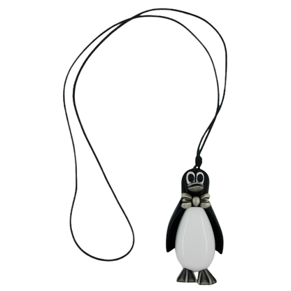 Schwarz-weißer Pinguin-Anhänger mit silbergrauer Fliege und Füßen an einer langen schwarzen Kordel auf weißem Hintergrund.