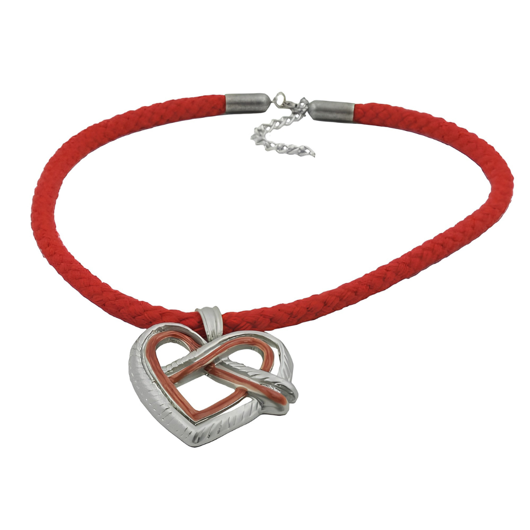 Landhauskette mit rot-silbergrauem Herzbrezel-Anhänger an mohnroter Kordel mit Karabiner und Verlängerungskettchen auf weißem Hintergrund.