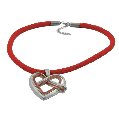 Landhauskette mit rot-silbergrauem Herzbrezel-Anhänger an mohnroter Kordel mit Karabiner und Verlängerungskettchen auf weißem Hintergrund.