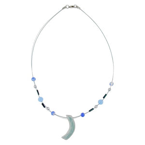 Kette Drahtkette mit Glasperlen und Anhänger Sichel graublau Email 42cm