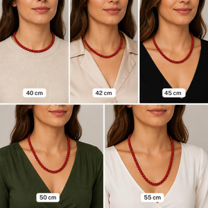 KI-generierte Trageübersicht der roten Kunststoffperlen-Kette mit fünf beschrifteten Längen von 40 bis 55 cm an Frauen in unterschiedlichen Oberteilen.