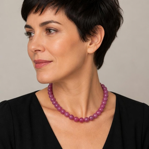 KI-generierte Frau im schwarzen Oberteil mit flieder-violetter Kunststoffperlen-Kette als Stylingbeispiel.