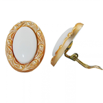 Ovale weiße Ohrclips mit goldfarbenem Rahmen, 30 × 21 mm, auf weißem Hintergrund