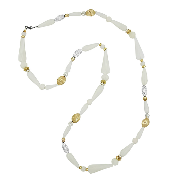  Lange Kette mit hellen beige-marmorierten Kunststoffperlen in unterschiedlichen Formen sowie gold- und silberfarbenen Zierelementen auf Weiß.