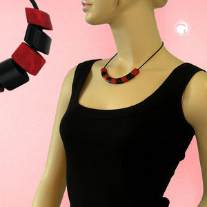 Kette Schrägperle Kunststoff rot-marmoriert-matt und schwarz Vollgummi schwarz 45cm