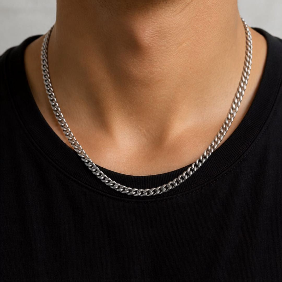 Flachpanzerkette 1,4mm Silber 925 getragen – Mann mit schwarzem T-Shirt, 45cm Länge