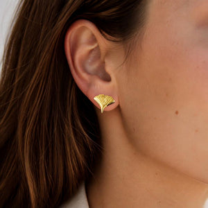 Ginkgoblatt Ohrstecker 7mm in 9 Karat Gelbgold getragen – Nahaufnahme am Ohr