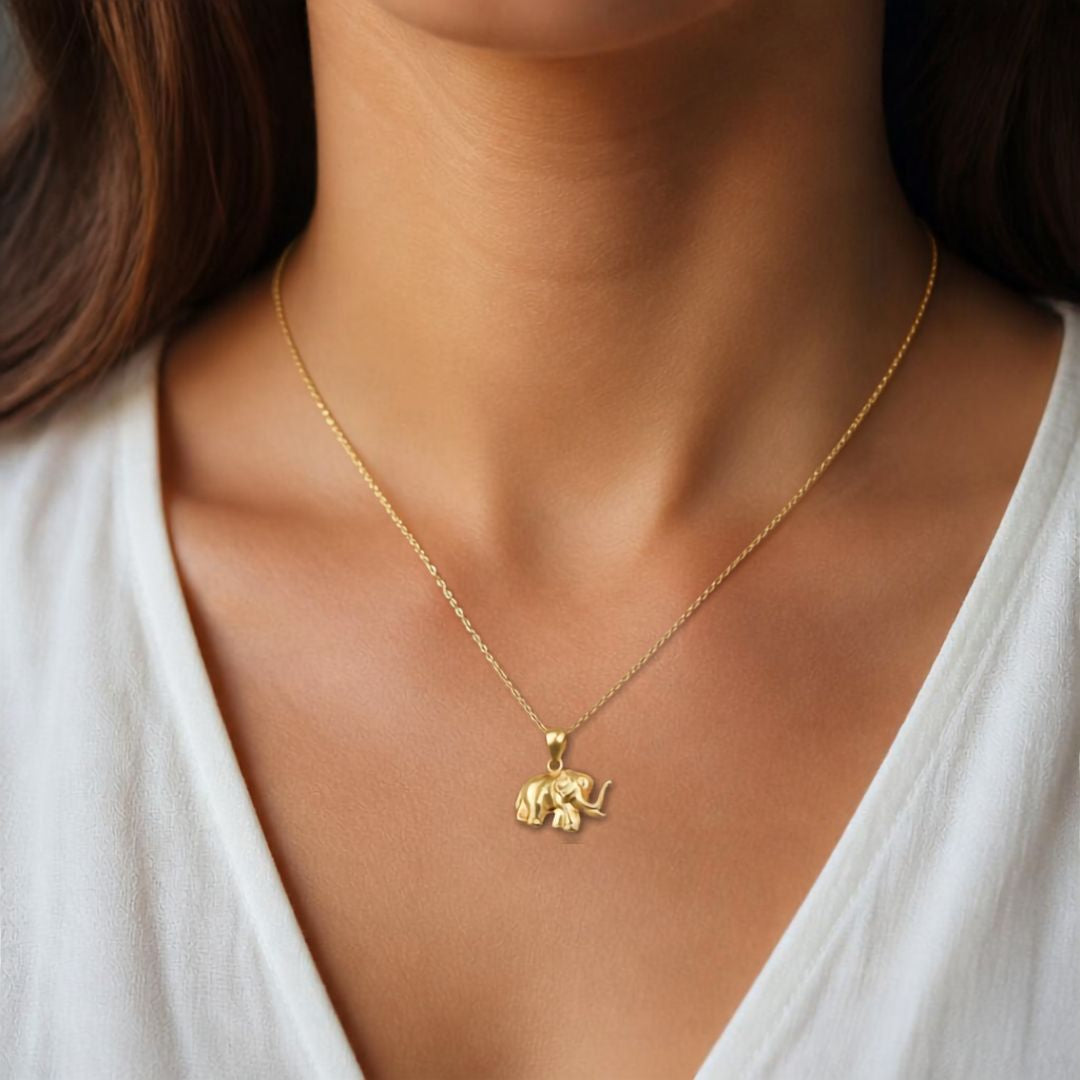 Elefant-Anhänger 15x12mm 9 Karat Gold getragen – Tragevisualisierung