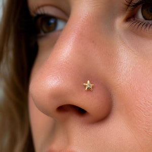 Nasenstecker 4mm Stern Zirkonia 14 Karat Gold getragen – Tragevisualisierung