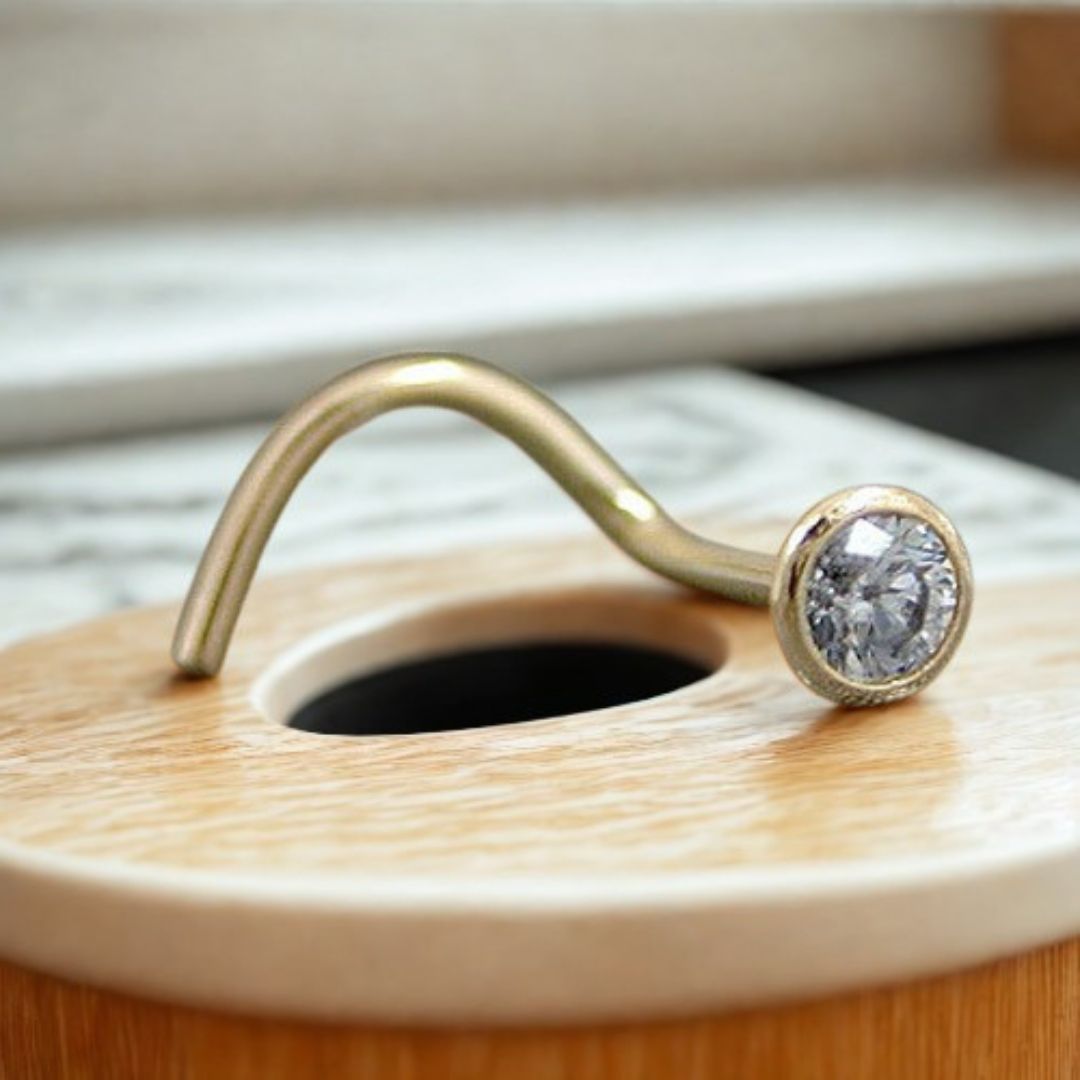 Nasenstecker 18 Karat Gold 750 Zirkonia Detailansicht