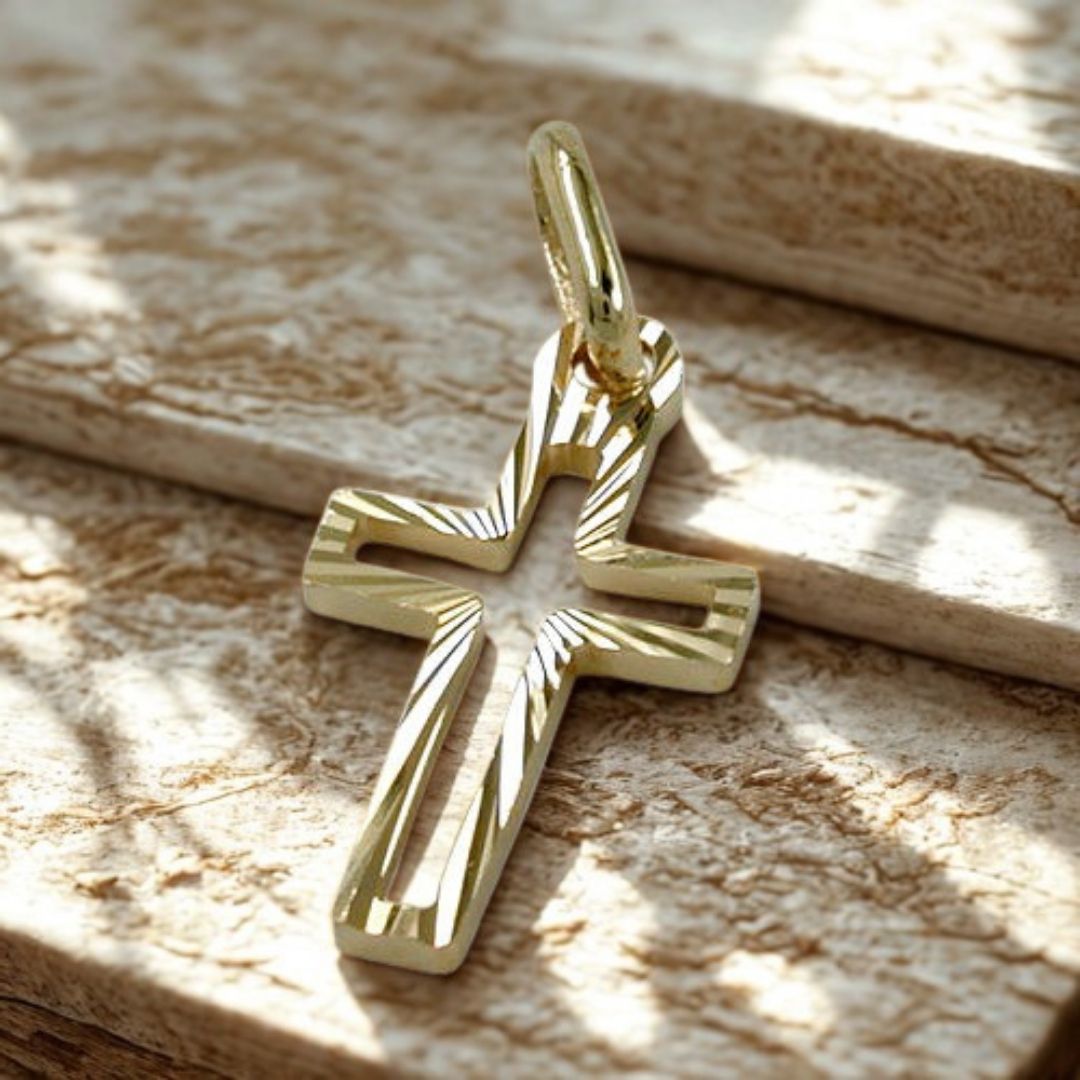 Kreuzanhänger 14 Karat Gold diamantiert auf Marmor, Detailaufnahme
