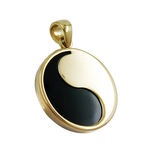 Yin-Yang-Anhänger aus 9 Karat Gelbgold mit schwarzem Onyx auf weißem Hintergrund