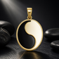 Yin-Yang-Anhänger aus 9 Karat Gold mit schwarzem Onyx vor dekorativem Hintergrund