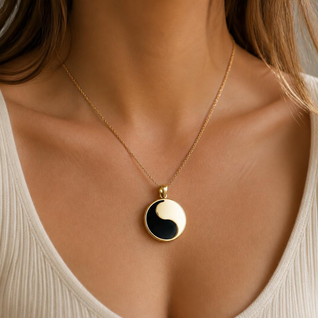 Yin-Yang-Anhänger aus 9 Karat Gold mit Onyx an einer Kette getragen