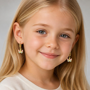 Pink-hellblaue Schmetterlings-Ohrhänger aus 9 Karat Gold an einer KI-generierten Person, Trageansicht