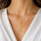 KI-generierte Frau im weißen Oberteil mit filigranem Goldkreuz an einer feinen Kette, die nicht zum Lieferumfang gehört.