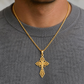 KI-generierter Mann im grauen Pullover mit filigranem Goldkreuz an einer Kette, die nicht zum Lieferumfang gehört.