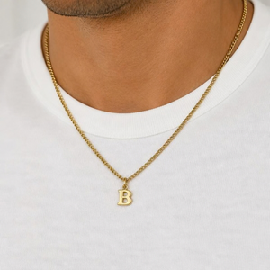 KI-generierter Mann im weißen T-Shirt trägt einen goldenen B-Anhänger an einer Kette als Stylingbeispiel.