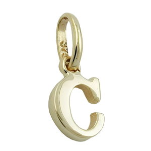  Glänzender Buchstaben-Anhänger C aus Gelbgold mit ovaler Öse auf weißem Hintergrund.
