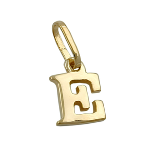 Buchstaben-Anhänger E aus hochglänzendem 375er Gelbgold mit länglicher Öse auf weißem Hintergrund.
