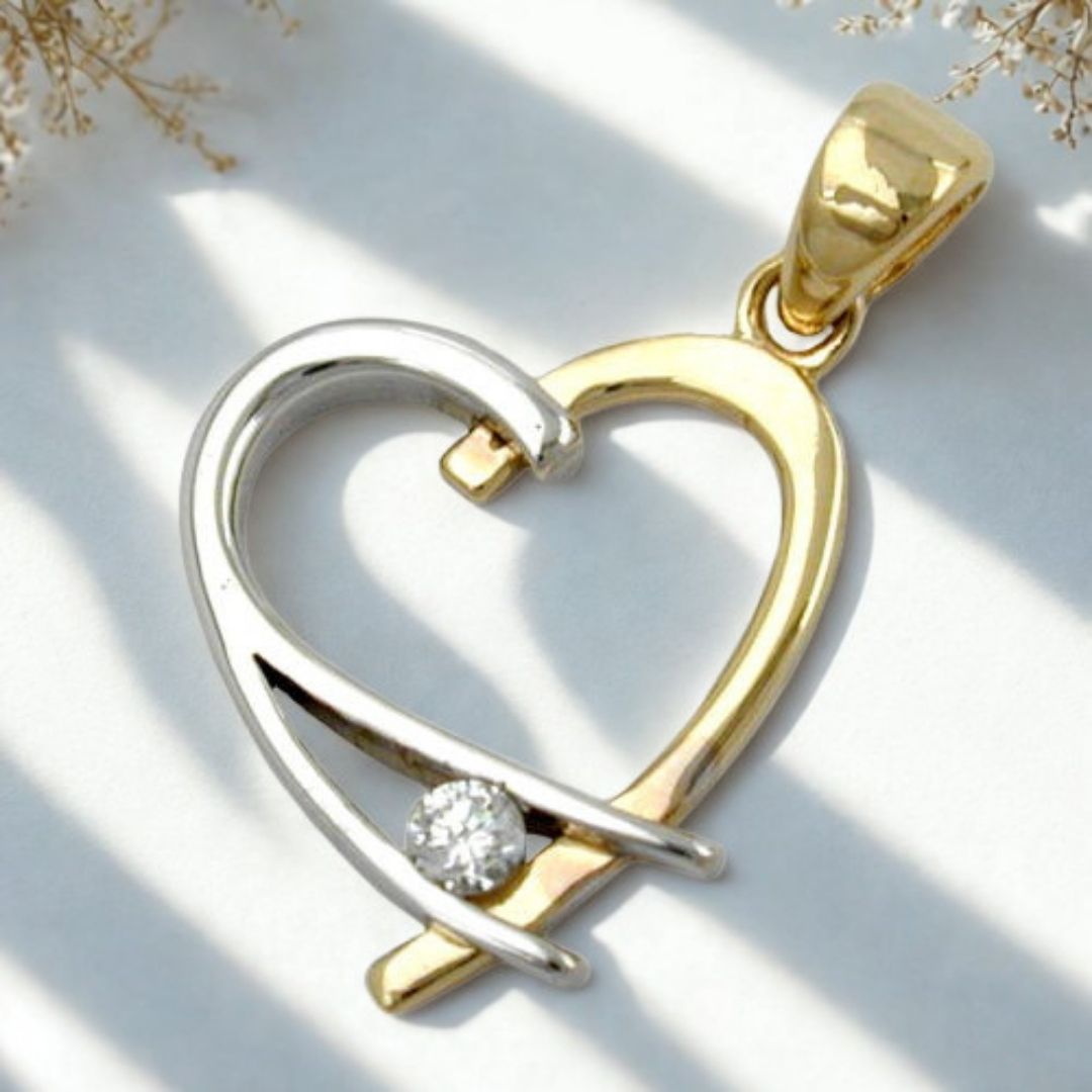 Herzanhänger bicolor Gold und Weißgold mit Zirkonia im Sonnenlicht