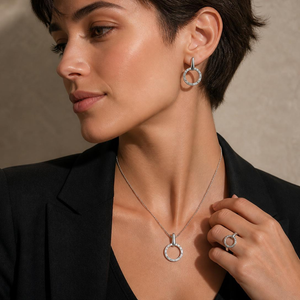 Lochring-Set aus Silber 925 mit Ohrsteckern, Anhänger an einer Kette und Ring als Tragevisualisierung