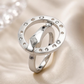 Lochring-Ring aus Silber 925 mit weißen Zirkonia auf hellem Stoff