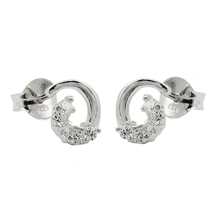 Bogen-Spirale Ohrstecker aus Silber 925 mit je fünf weißen Zirkonia auf weißem Hintergrund