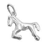 Glänzender Pferdeanhänger aus Silber 925, 15 × 13 mm, auf weißem Hintergrund