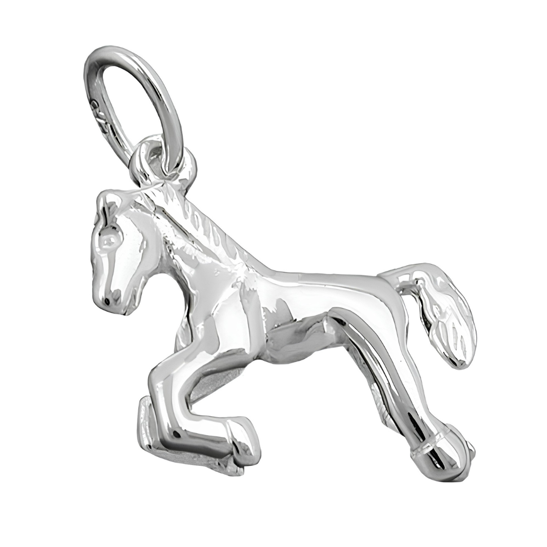 Glänzender Pferdeanhänger aus Silber 925, 15 × 13 mm, auf weißem Hintergrund