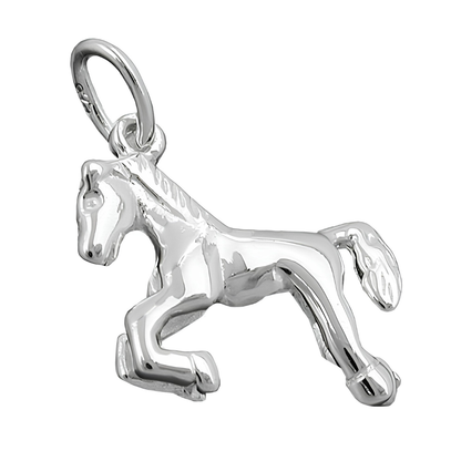 Glänzender Pferdeanhänger aus Silber 925, 15 × 13 mm, auf weißem Hintergrund