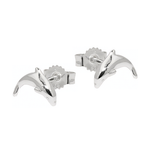 Glänzende Delfin-Ohrstecker aus Silber 925 mit Flügelverschlüssen, 10 mm, als Paar auf weißem Hintergrund