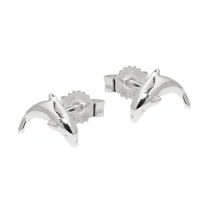 Glänzende Delfin-Ohrstecker aus Silber 925 mit Flügelverschlüssen, 10 mm, als Paar auf weißem Hintergrund