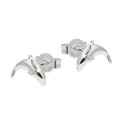 Glänzende Delfin-Ohrstecker aus Silber 925 mit Flügelverschlüssen, 10 mm, als Paar auf weißem Hintergrund