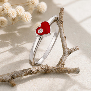 Kinder-Herzring rot lackiert Silber 925 Flatlay mit Ästen und Trockenblumen