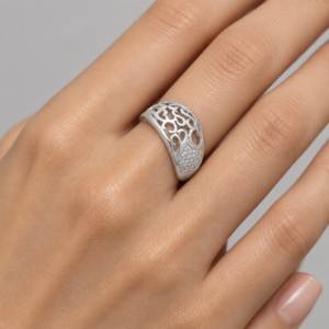 Floraler Silberring aus Silber 925 mit Zirkonia am Finger getragen