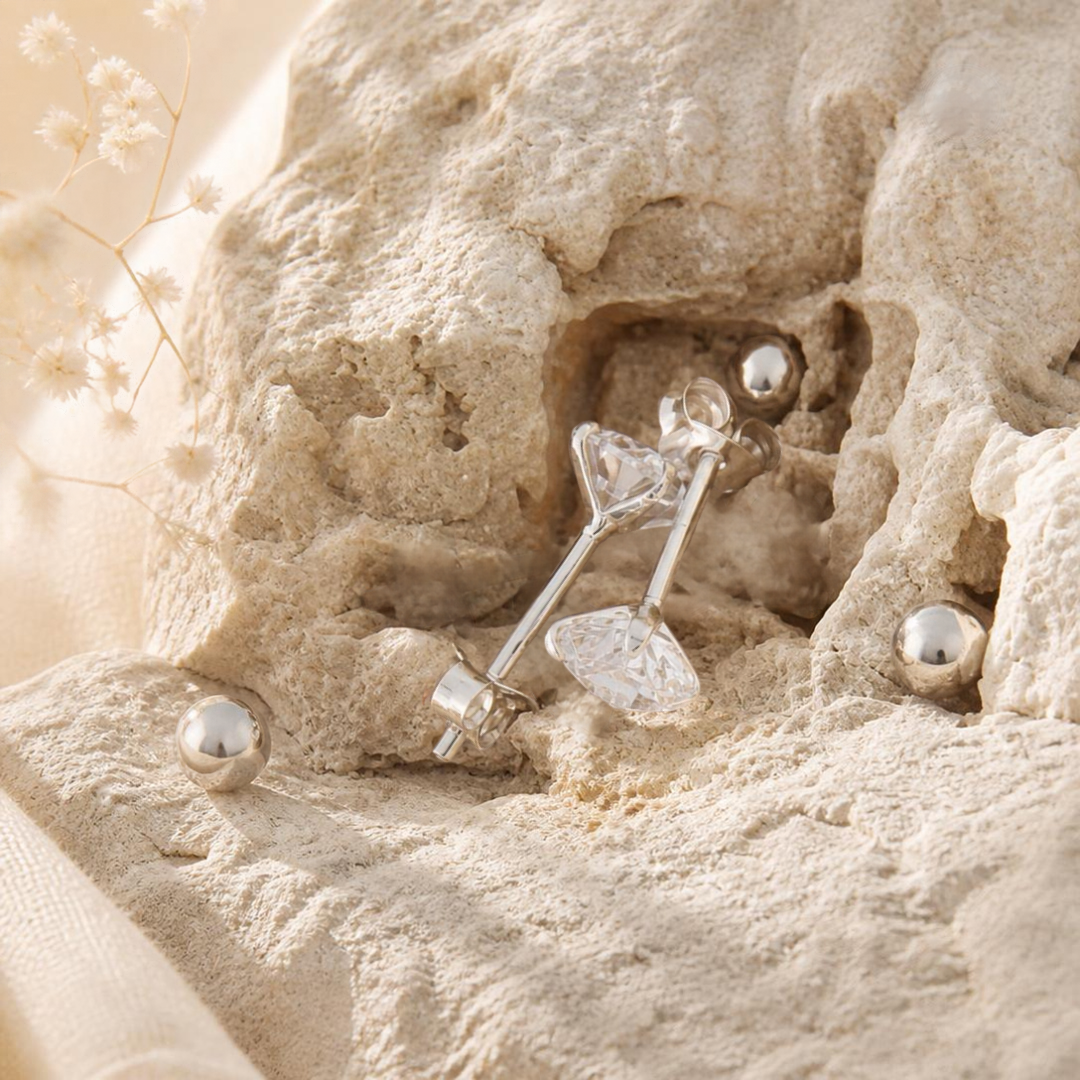 Weitere Ansicht der runden 6-mm-Zirkonia-Ohrstecker aus Silber 925
