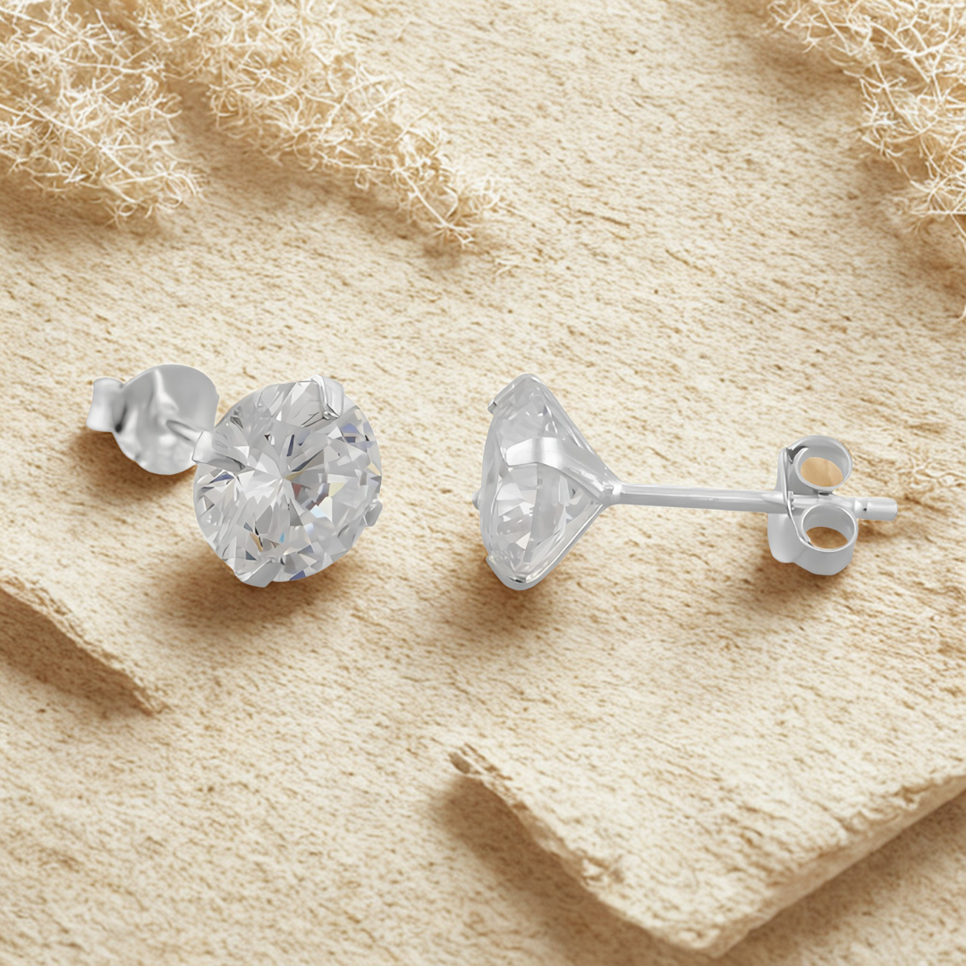 Weitere Ansicht der runden Zirkonia-Ohrstecker aus Silber 925 mit vier Krappen
