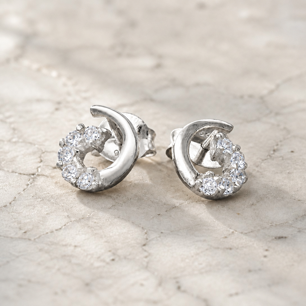 Paar Bogen-Spirale Ohrstecker aus Silber 925 mit weißen Zirkonia auf hellem Naturstein