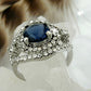 Ring 17mm großer blauer Glasstein mit kleinen weißen Glassteinen rhodiniert Ringgröße 50 - 56